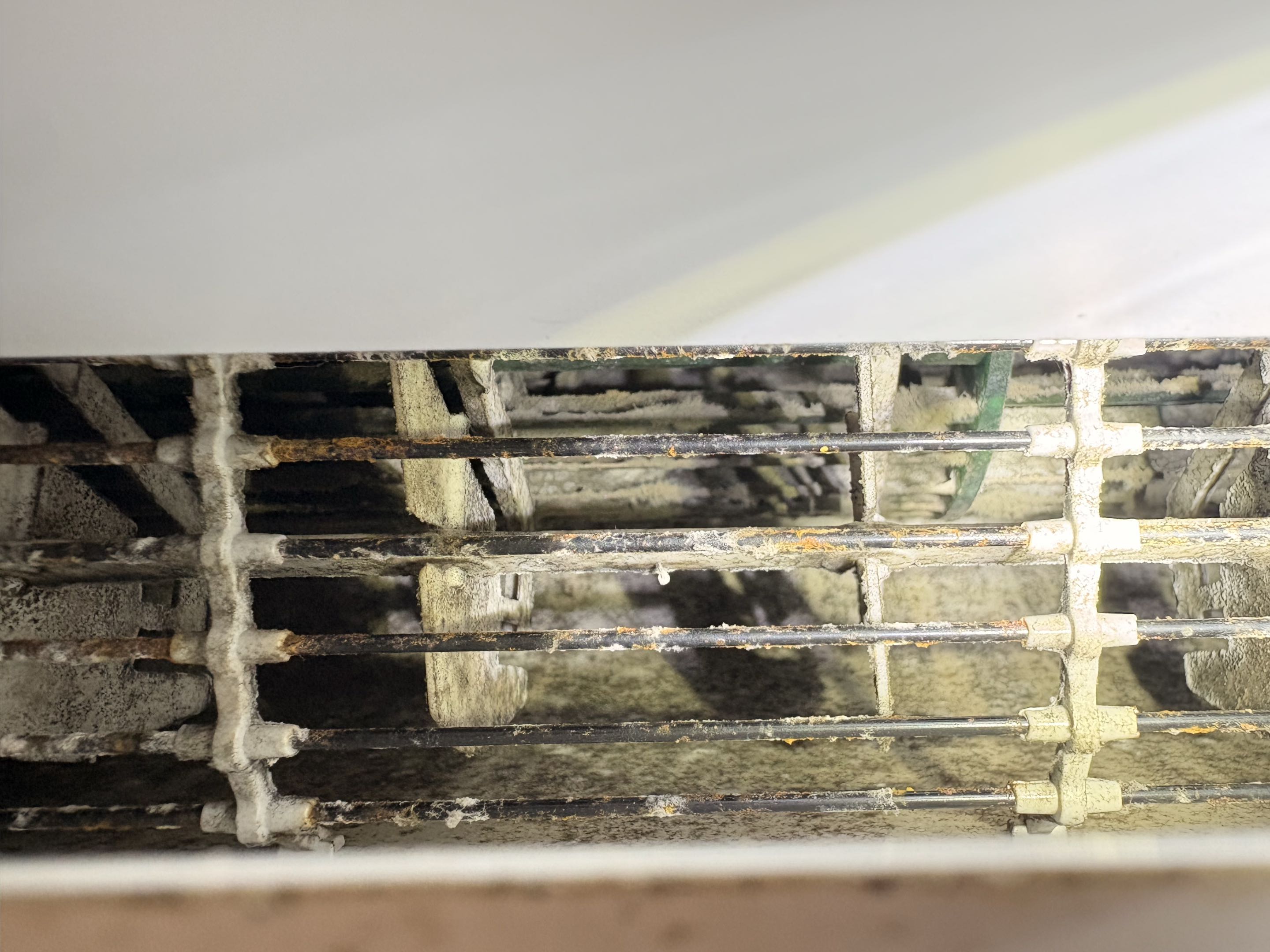 Service te h call. GREE Minisplit deep clean. Perform deep cleaning. 