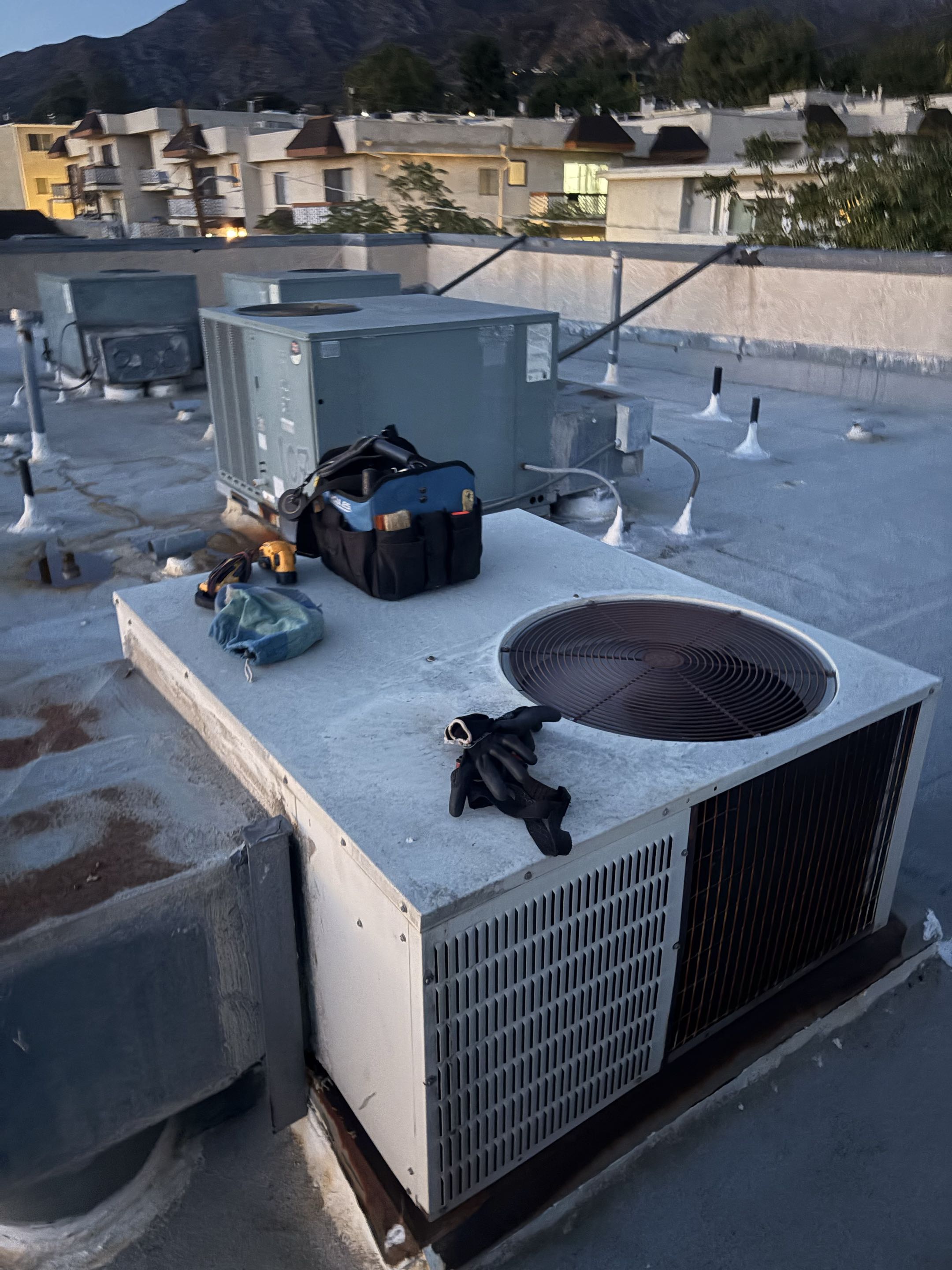 Service call technician. No cool. No AC cooling. Carrier rooftop R-22 heat pump 1980’s system. 
