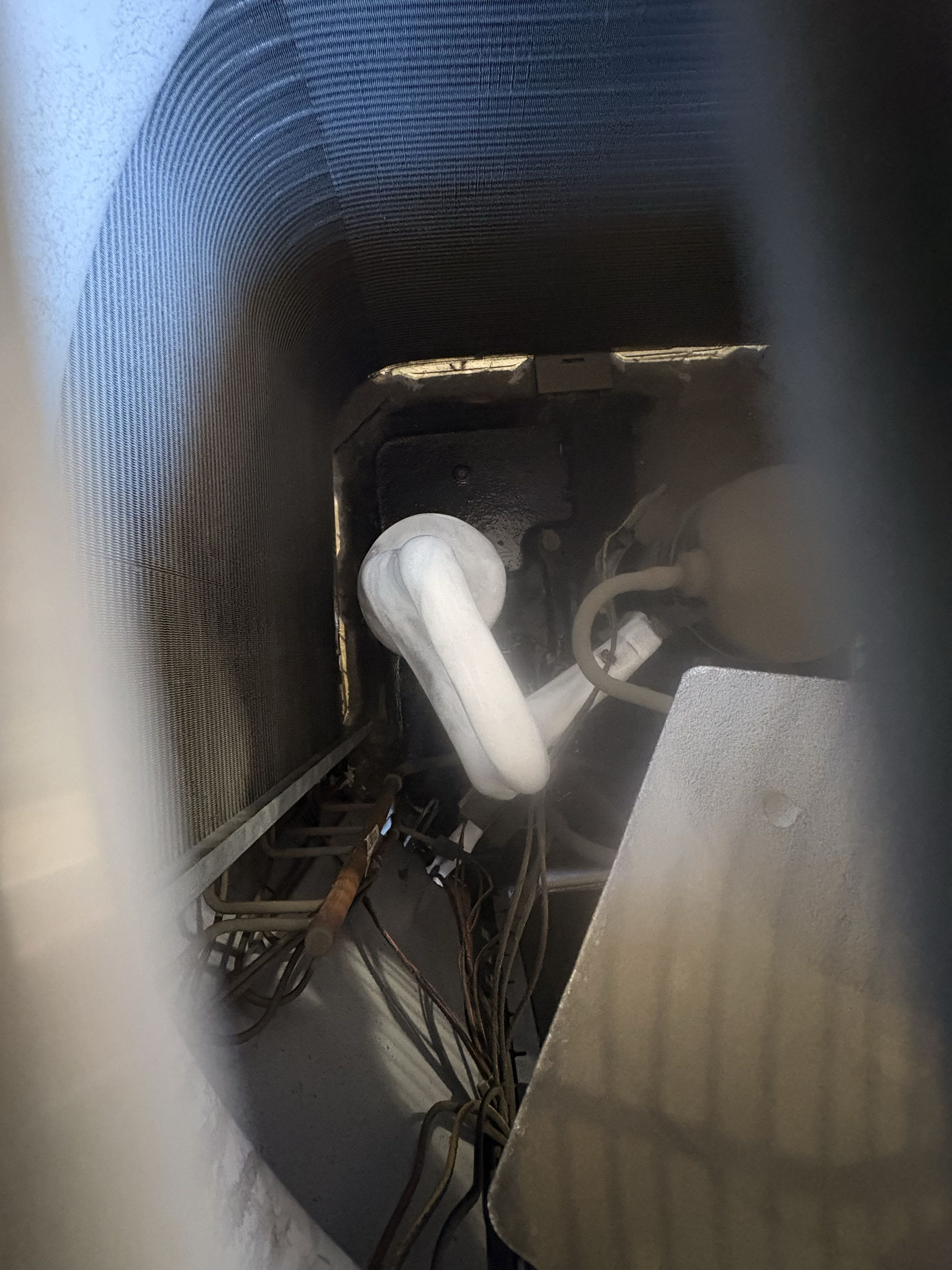 Commercial building stores. Service call Air conditioning Not cooling. Perform service maintenance. 