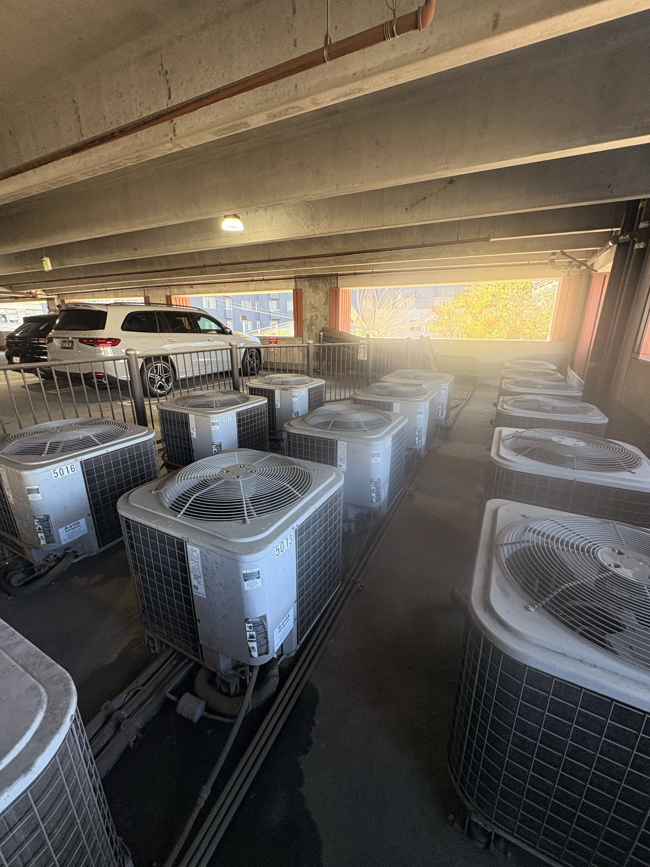 Commercial building stores. Service call Air conditioning Not cooling. Perform service maintenance. 