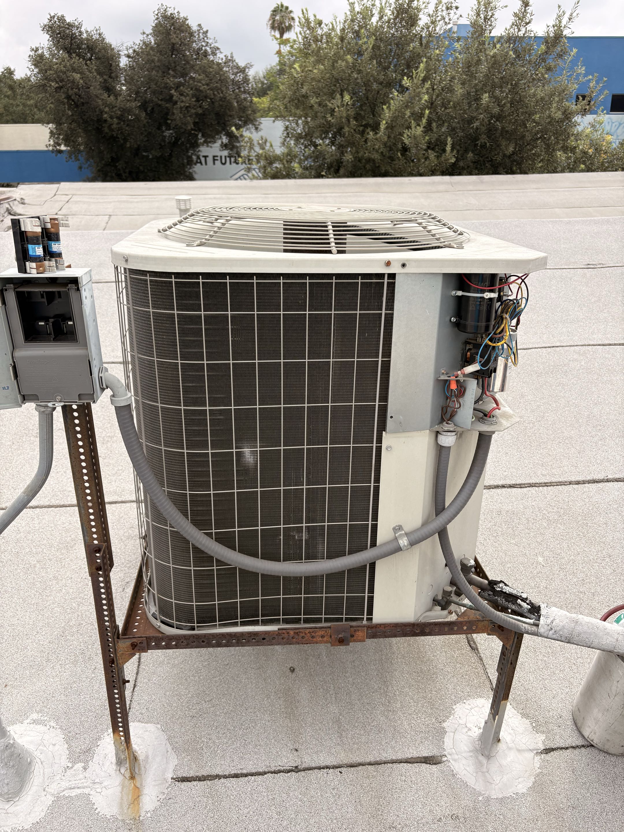 Commercial service maintenance. Payne split systems heat pump. Perform service maintenance. 