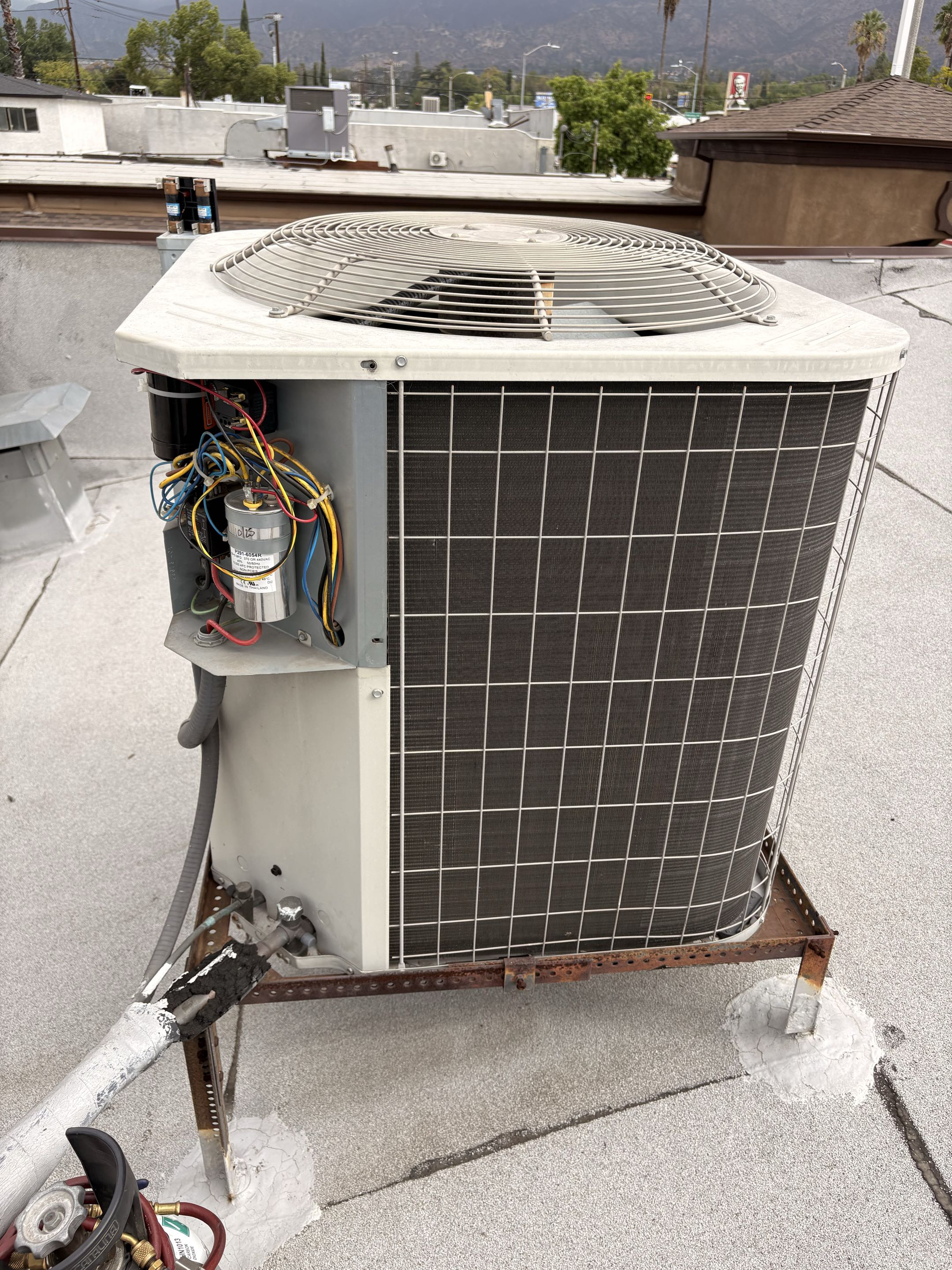 Commercial service maintenance. Payne split systems heat pump. Perform service maintenance. 