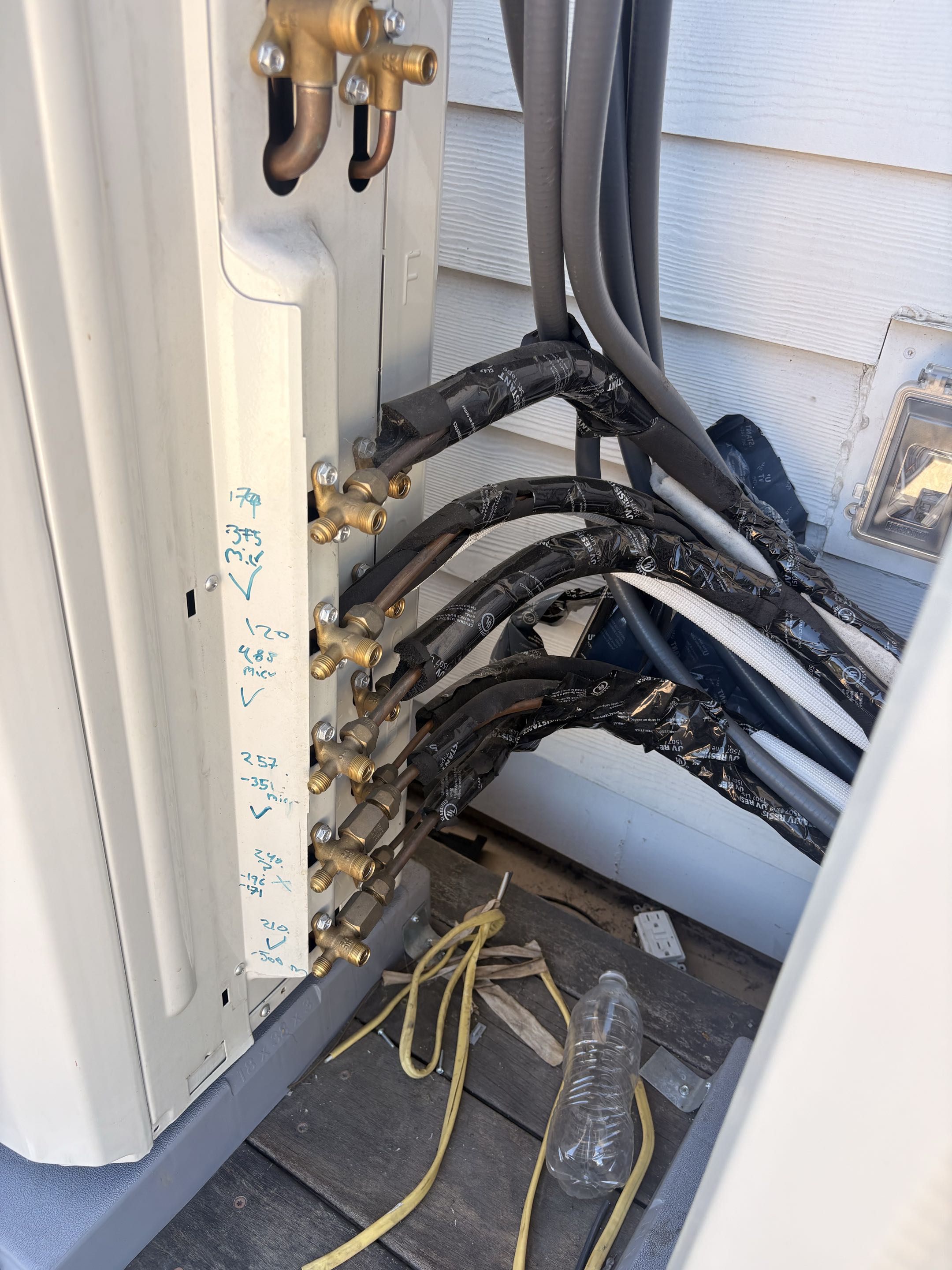 Residential Minisplit Senville 5-head minisplit. Perform leak check. 