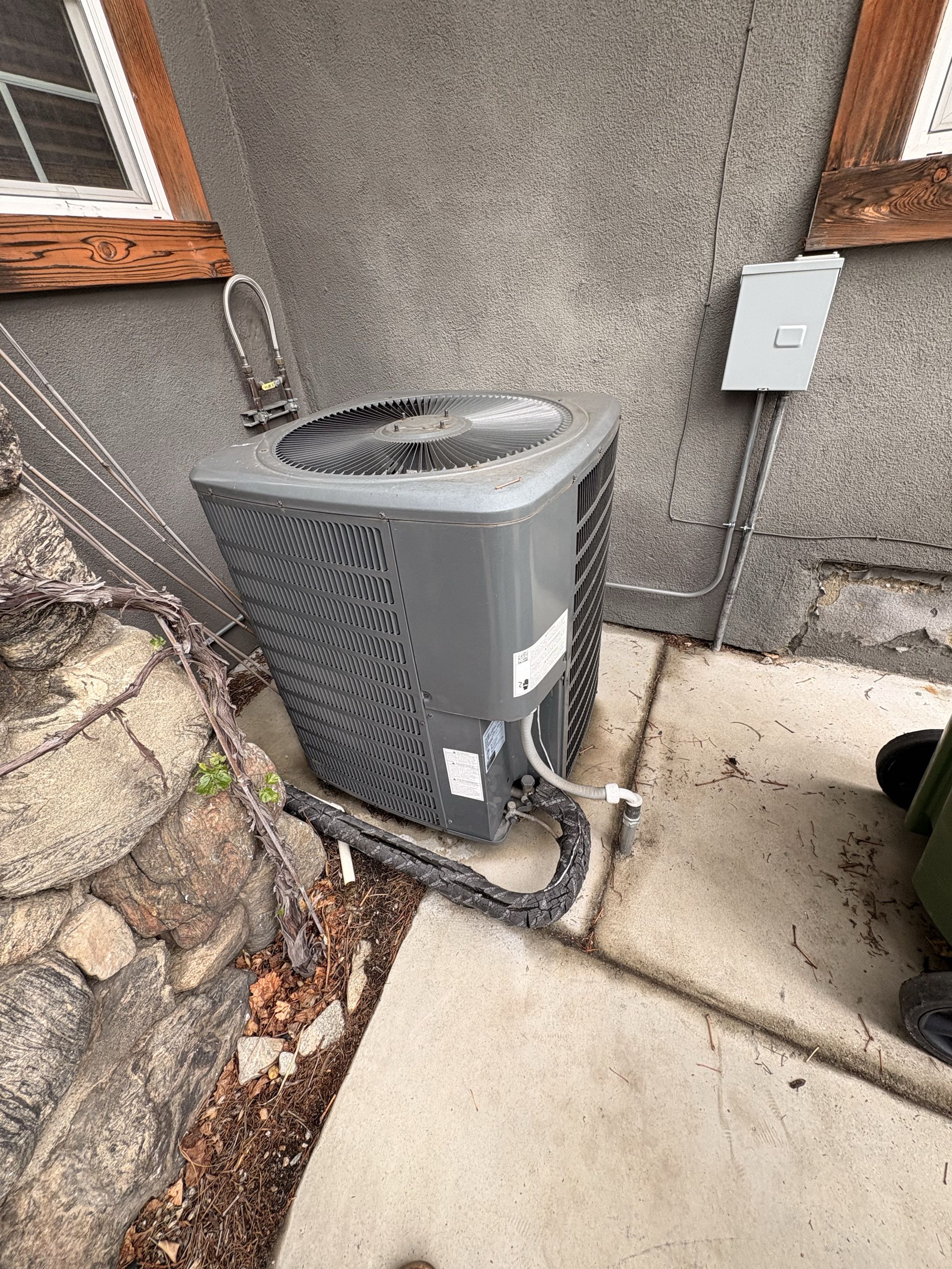 Real state Realtor HVAC system inspection. Bryant, GOODMAN R410-A refrigerant type