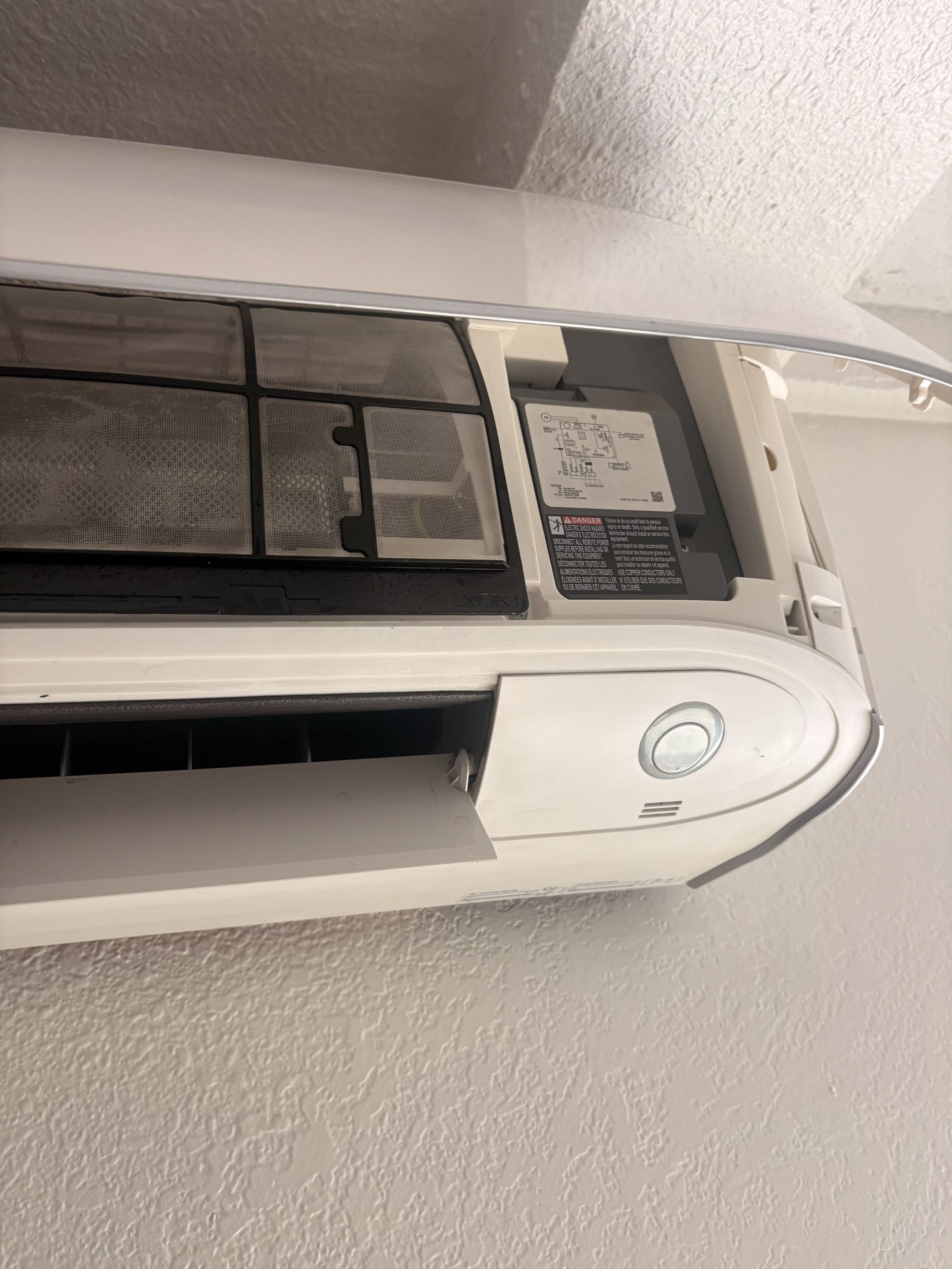 Daikin Minisplit prevé rice maintenance service. Commercial application 