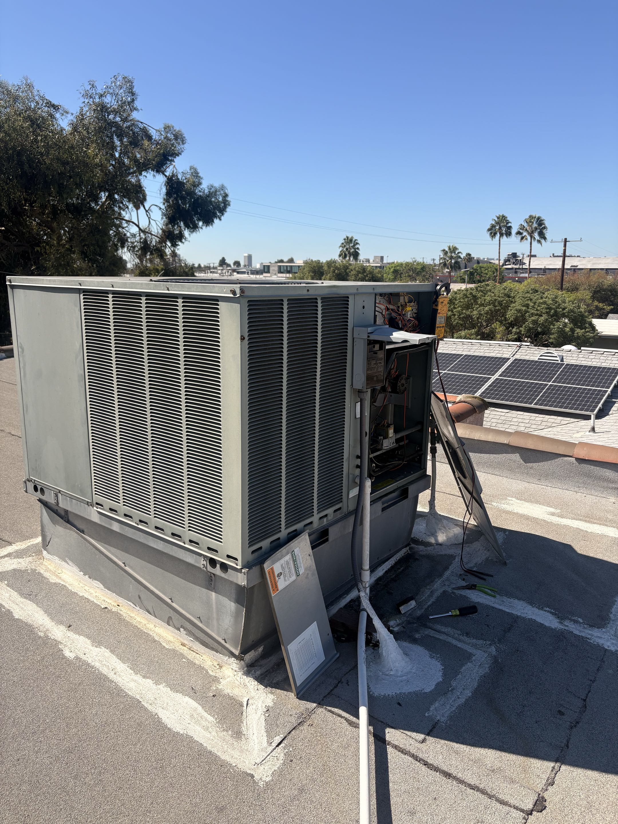 Commercial. Preventive maintenance service. Rooftop Rheem package unit. 
