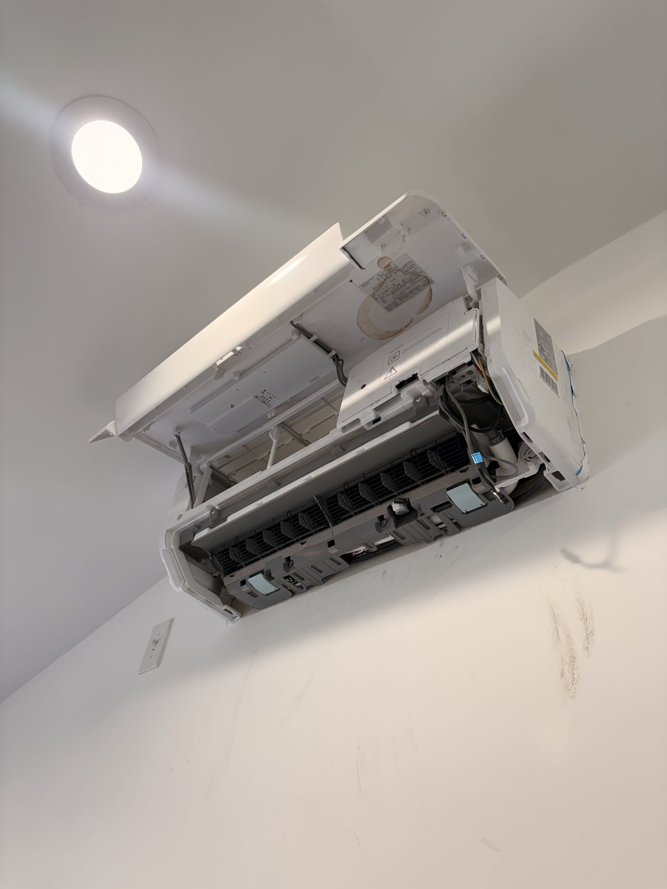 Residential Senville Minisplit service call. Perform check leak 5-head system. 