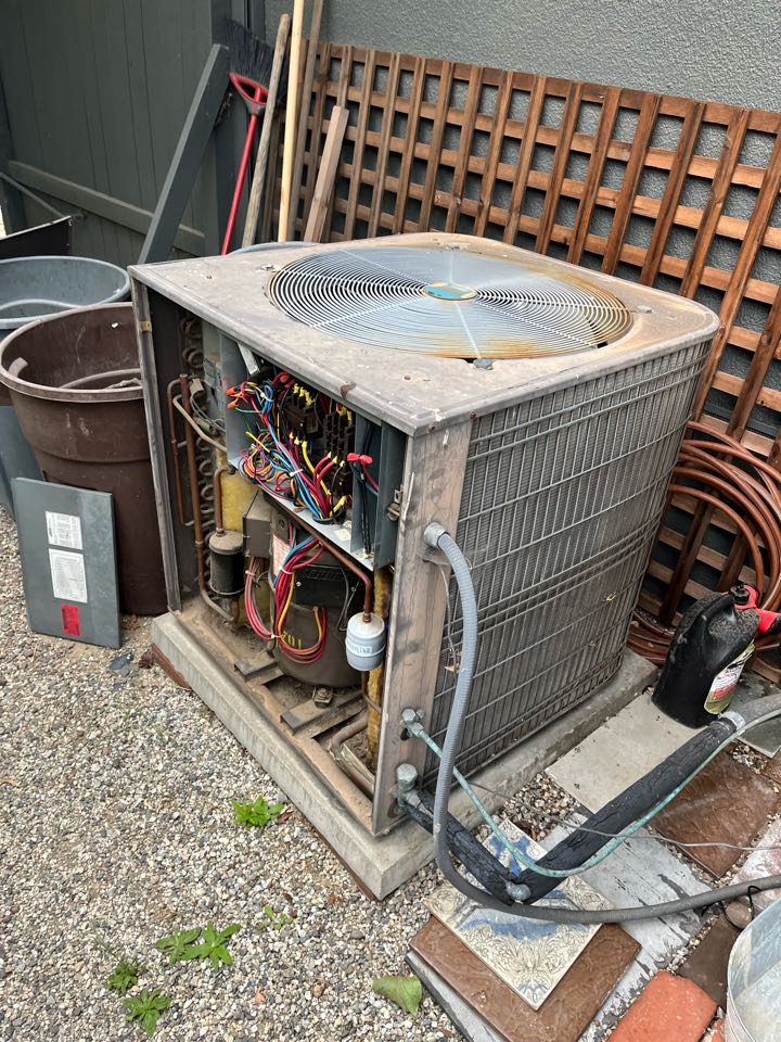Removing this old split system coil and condenser only here in studio city 