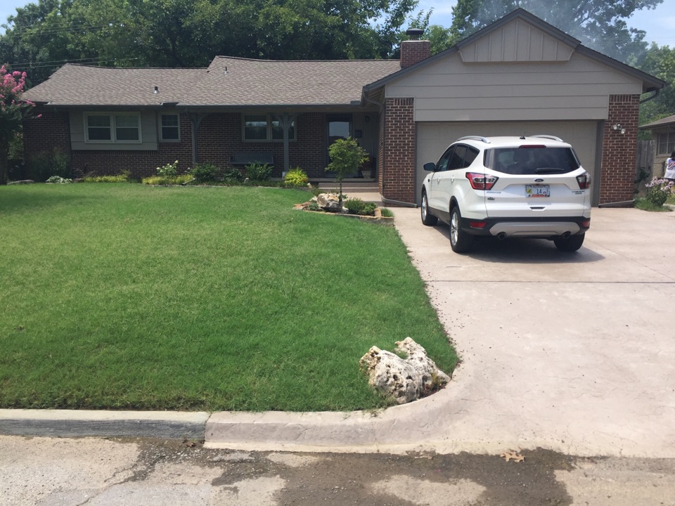 Tulsa, OK - LP Smartside new siding. 11" clapboard style with board and batten accents. Oyster Shell color Tulsa, OK - LP Smartside new siding. 11" clapboard style with board and batten accents. Oyster Shell color