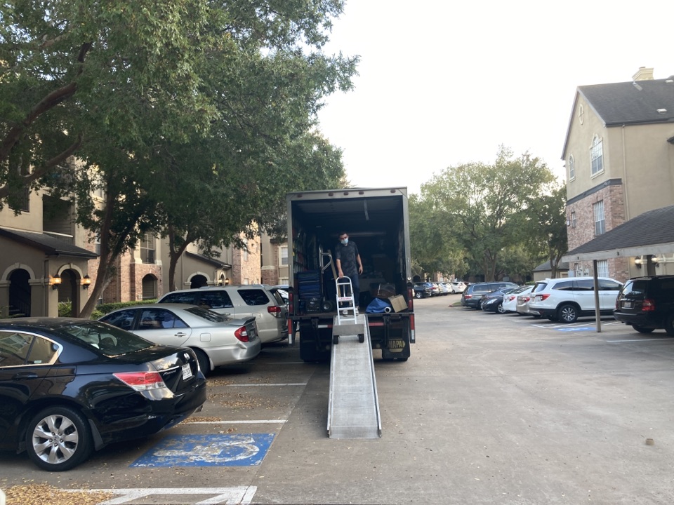 Sugar Land, TX - Our licensed movers moving a customer in sugar land Sugar Land, TX - Our licensed movers moving a customer in sugar land