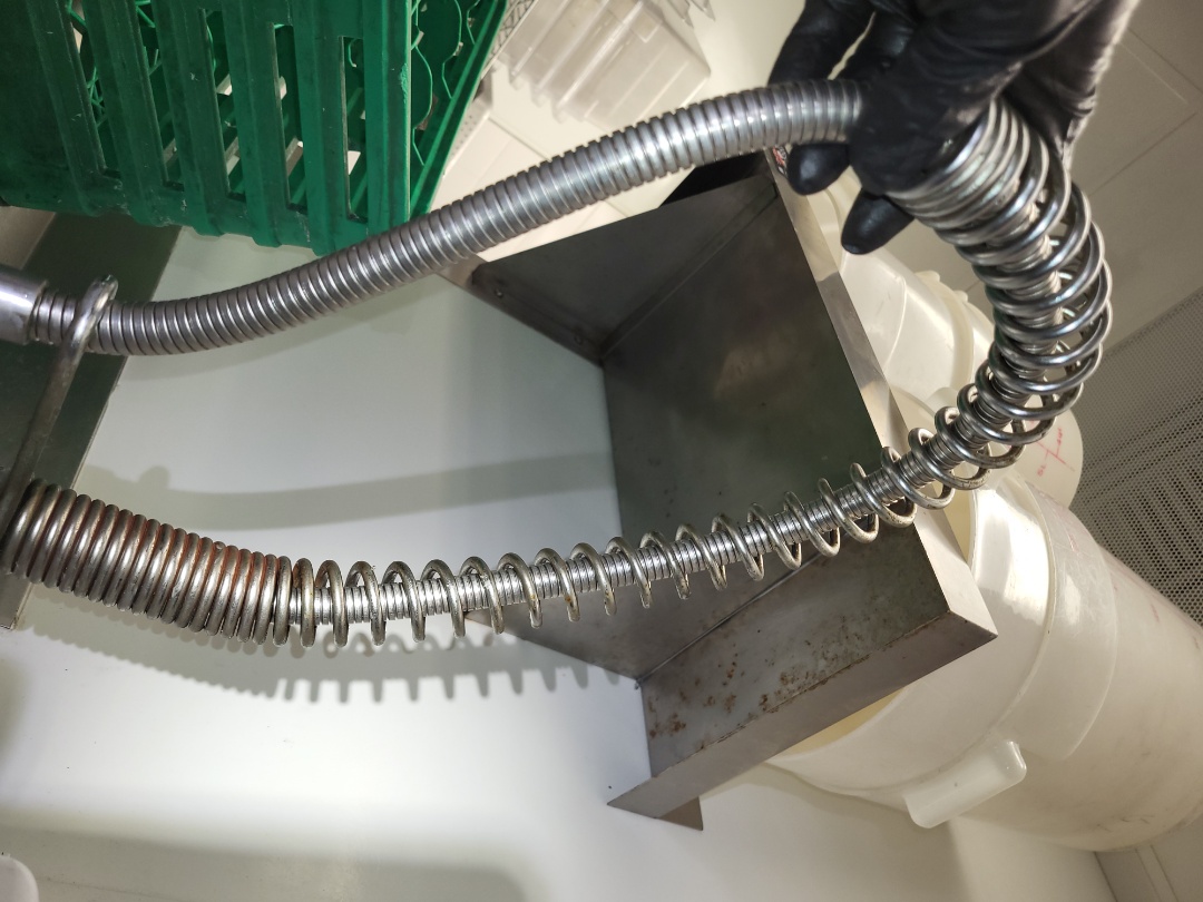 Cha grout of retro shower head. Symmons shower head. 