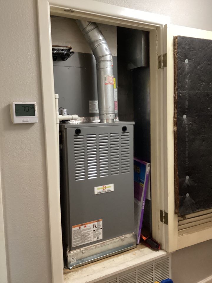 Just preformed a A/C cool maintenance! This includes cleaning the outdoor coil, inspection of the indoor unit, checking for any oil leaks and more! We inspect your whole system to ensure the proper functionality and performance. We want to make sure you’re prepared for those hot summer days ☀️