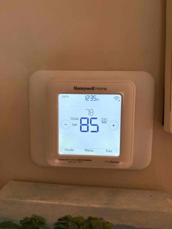 Responded to a no-cool call and found the thermostat calling for cooling with the indoor temperature at 85°F against a 78°F setpoint, with the Wi-Fi connection offline. Inspected the Durastar condenser, noting the fan assembly and cabinet appeared clean and dry with no visible frost, ice, or corrosion, and performed diagnostic checks on the outdoor unit. Findings were relayed to the customer by phone.