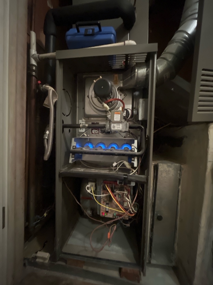 Doing a maintenance on a Lennox furnace 