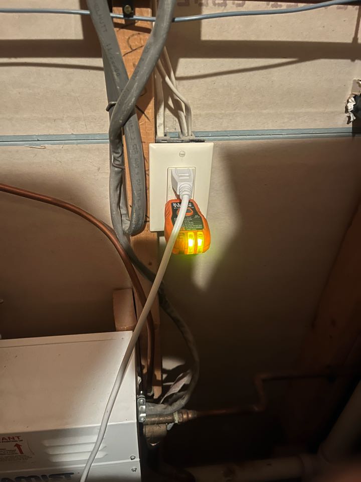 Customer in Laurel few outlets not working, Stella electric came and fix problem 