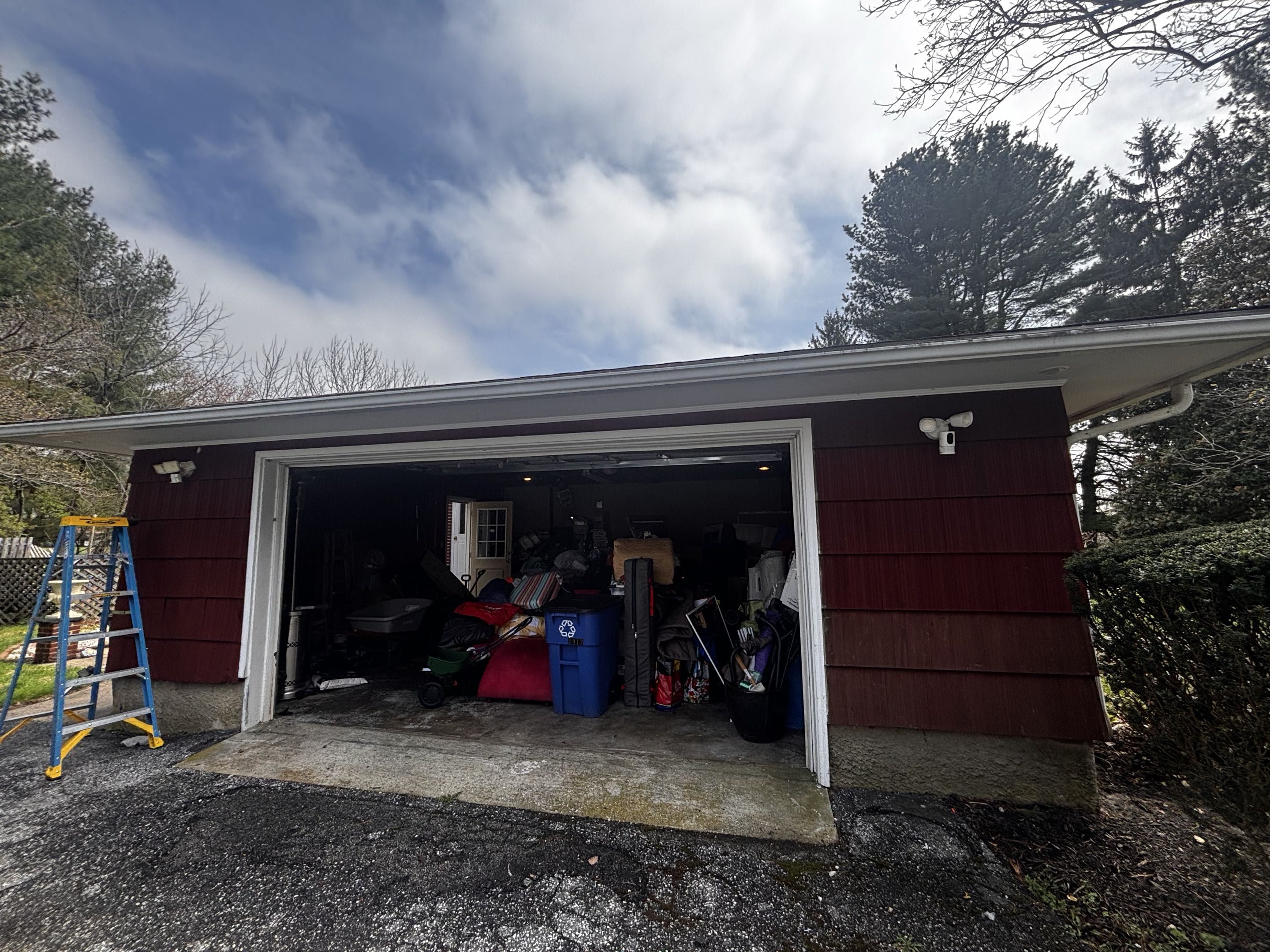 Customer has losses connection for the exterior lights in Reisterstown MD. Stella electric repairs losses connection restored power to the lights in Reisterstown MD