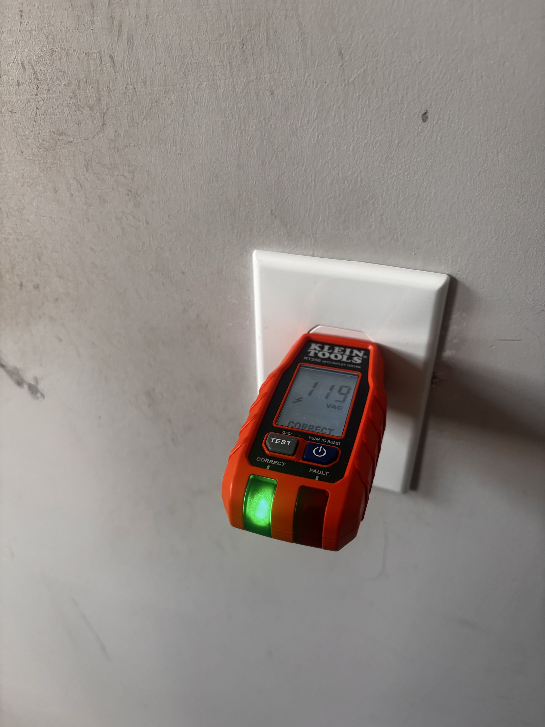 Customer has damaged receptacle in Baltimore city MD. Stella electric install new receptacle in Baltimore city MD. 