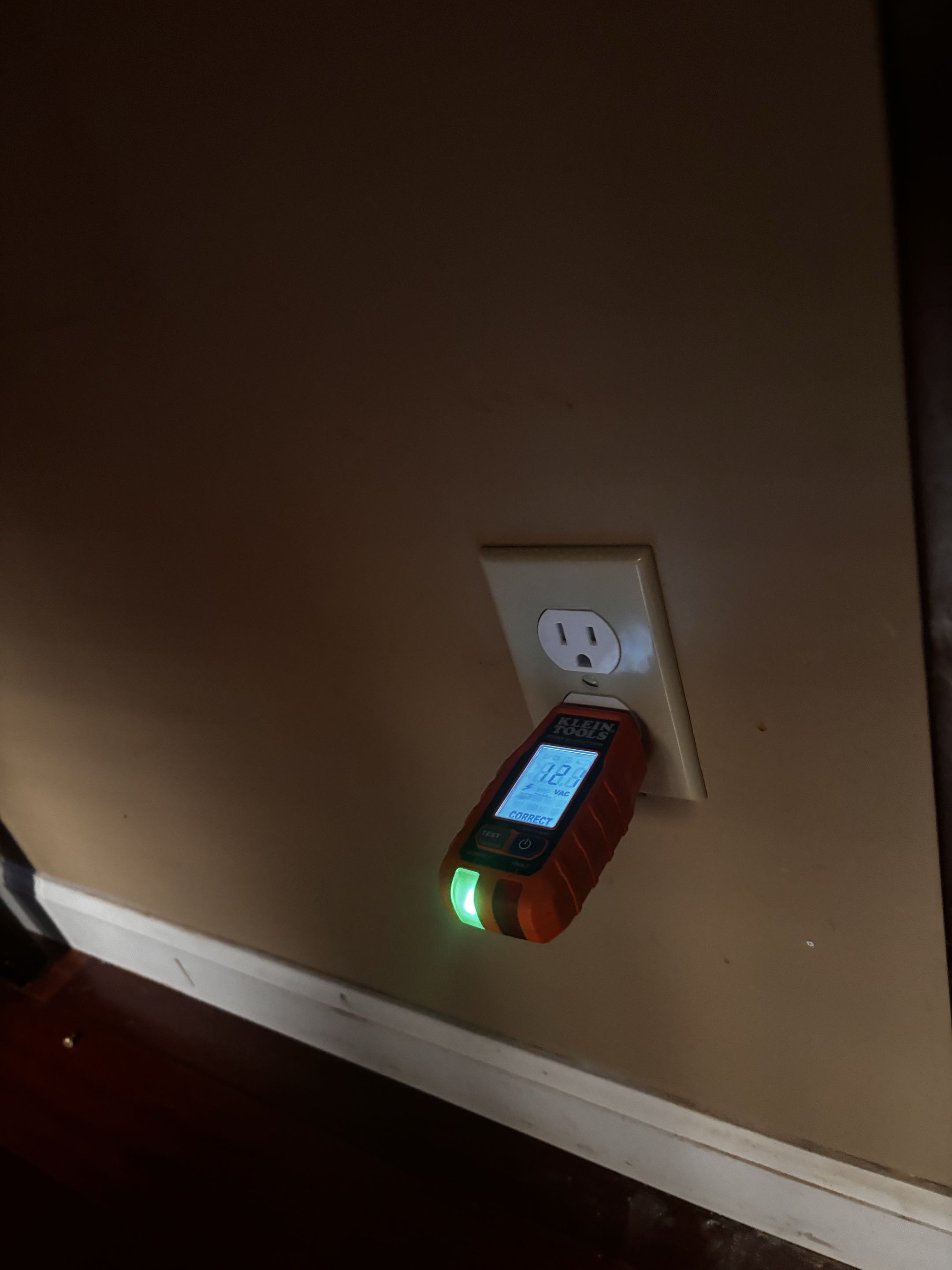 Customer has damage receptacle in Baltimore city MD. Stella Electric installed new receptacle in Baltimore city MD. 