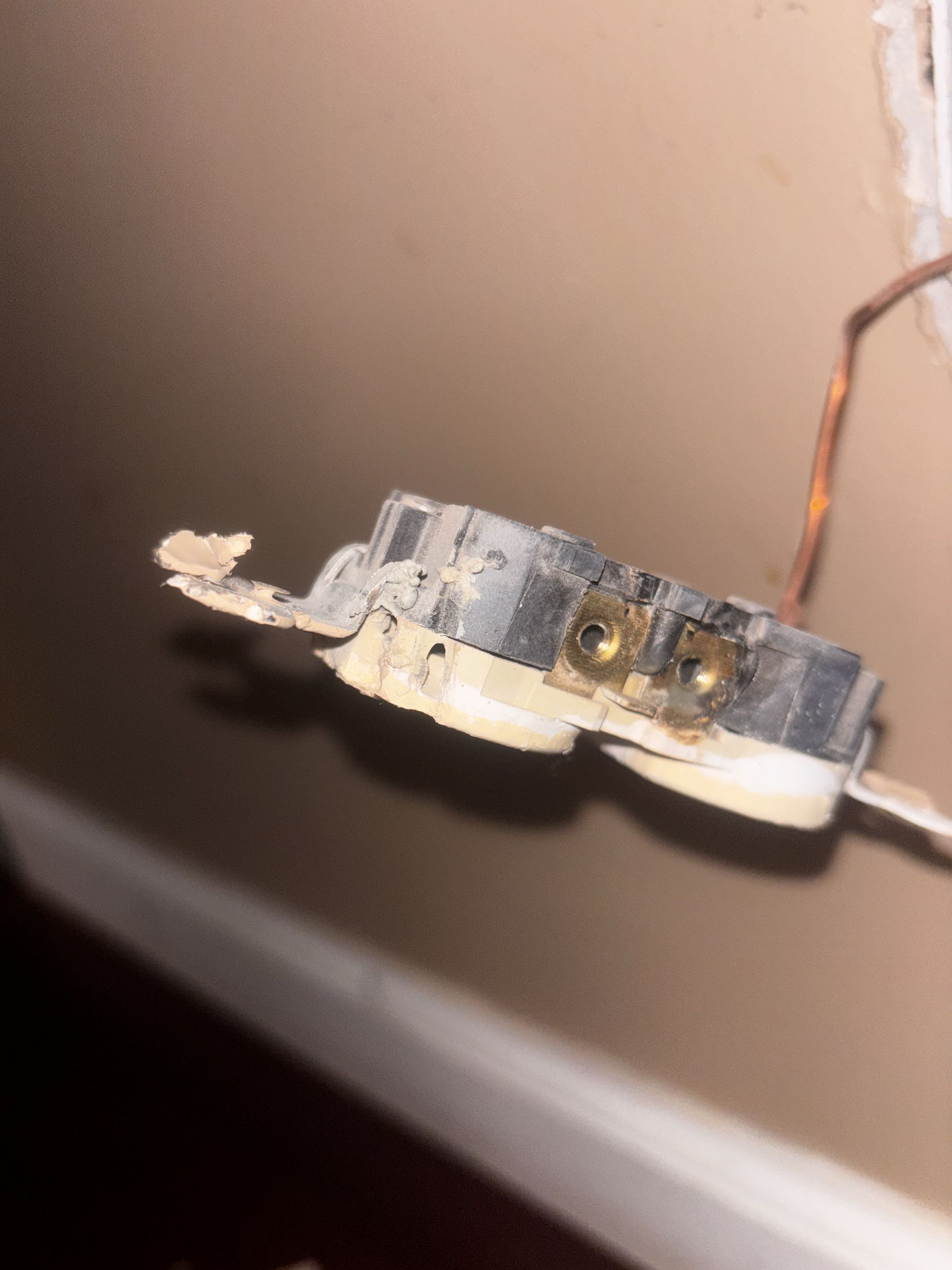 Customer has damage receptacle in Baltimore city MD. Stella Electric installed new receptacle in Baltimore city MD. 