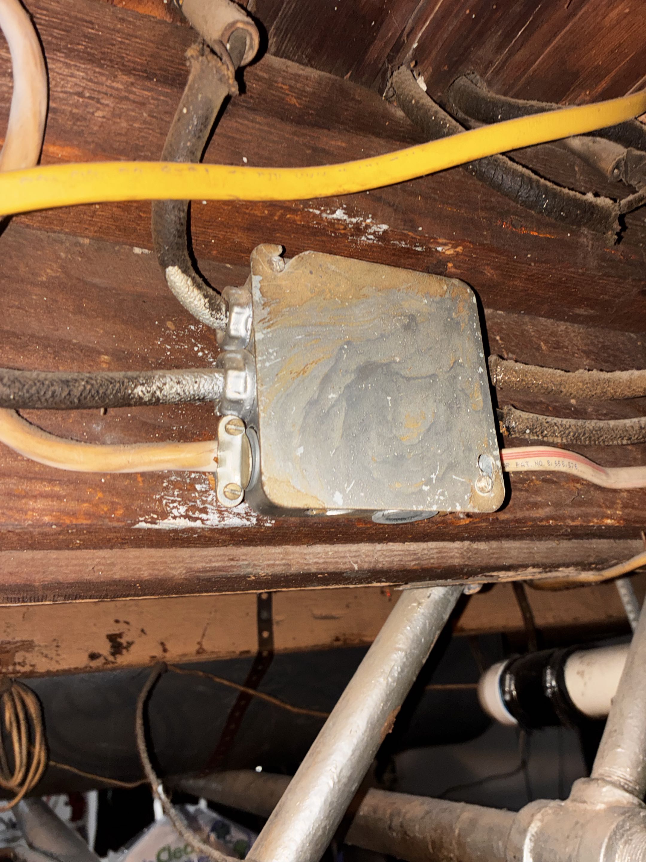 Customer lost power to the living room receptacle in Baltimore  City MD. Stella Electric restored power to the living room receptacle in Baltimore City MD.