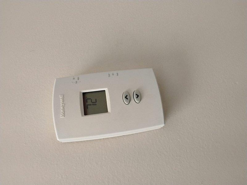 Performed routine maintenance on commercial AC unit per agreement terms. Verified thermostat functionality with temperature reading at 72°F. Conducted electrical diagnostic testing using UEi G2 PHOENIX clamp meter, confirming normal amperage readings within specification parameters.