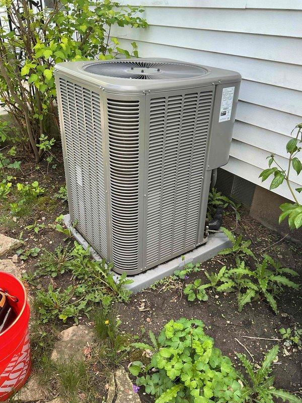 Completed scheduled Comfort Plan maintenance on single-system air conditioning unit. Performed comprehensive clean and check protocol including inspection of outdoor condenser unit, verification of proper airflow through louvered panels, and assessment of refrigerant line temperatures. Measured discharge line temperature at 480°F to confirm proper heat transfer and system operation. Inspected condenser coil condition, fan operation, and electrical connections. Verified unit placement on concrete pad with adequate clearance from surrounding vegetation. System operating within normal parameters with no deficiencies noted. All components functioning properly at time of service completion.