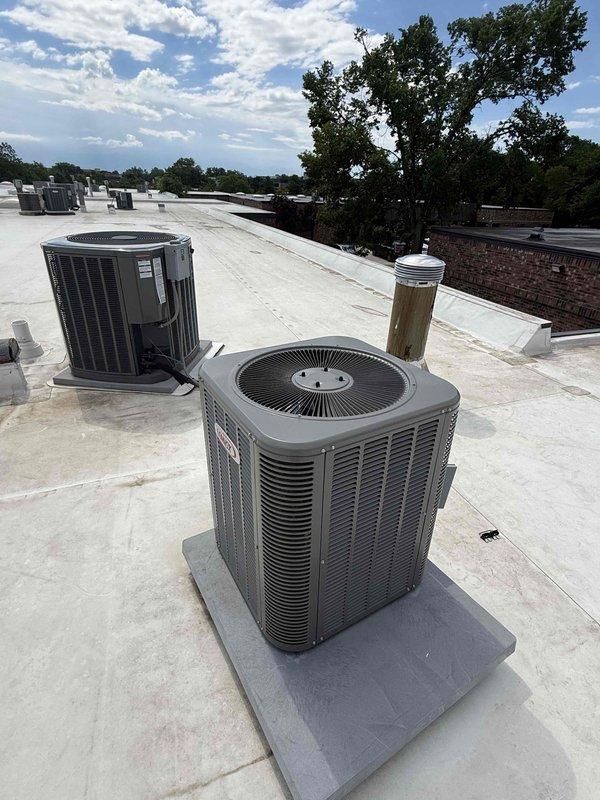 Responded to commercial tenant complaint of air conditioning system not operational. Accessed rooftop HVAC equipment and performed diagnostic testing using digital refrigerant manifold gauge. Verified system pressures, superheat, and subcooling readings on R410A unit. System found operating within normal parameters during inspection, with all mechanical components functioning properly.