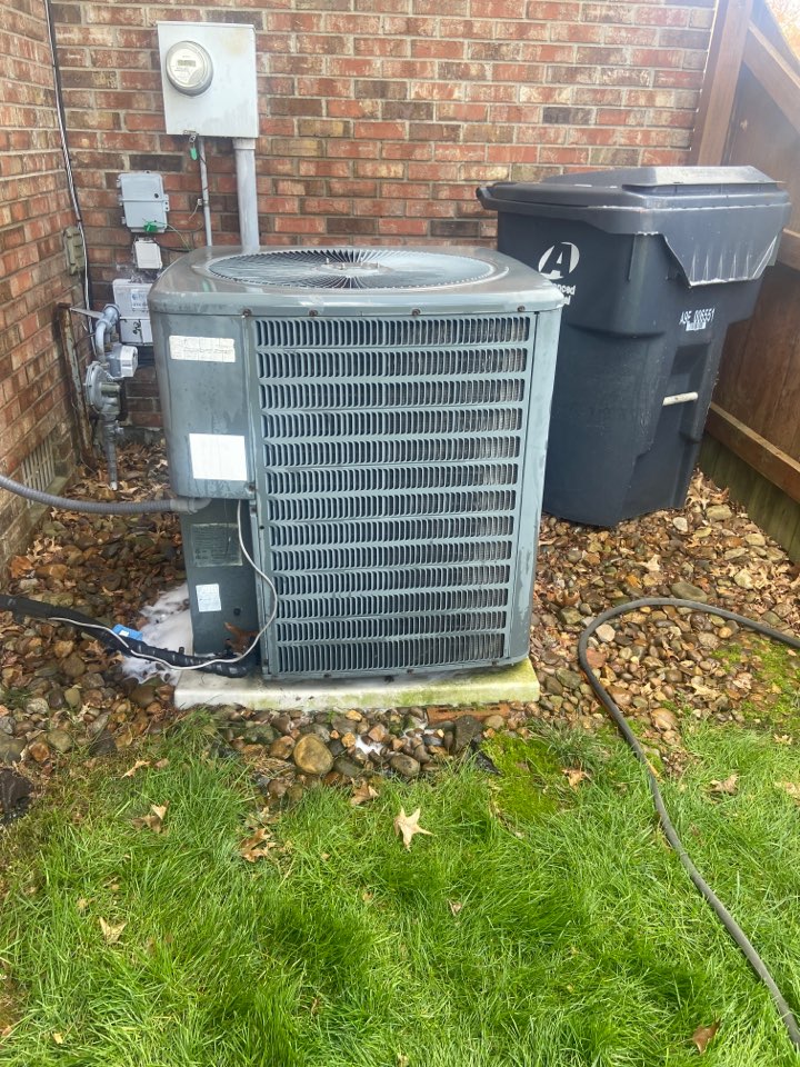 Cooling maintenance on a Goodman heat pump 