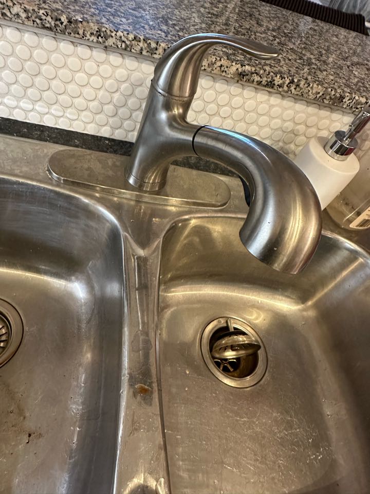 Replacement kitchen sink faucet in Toronto 