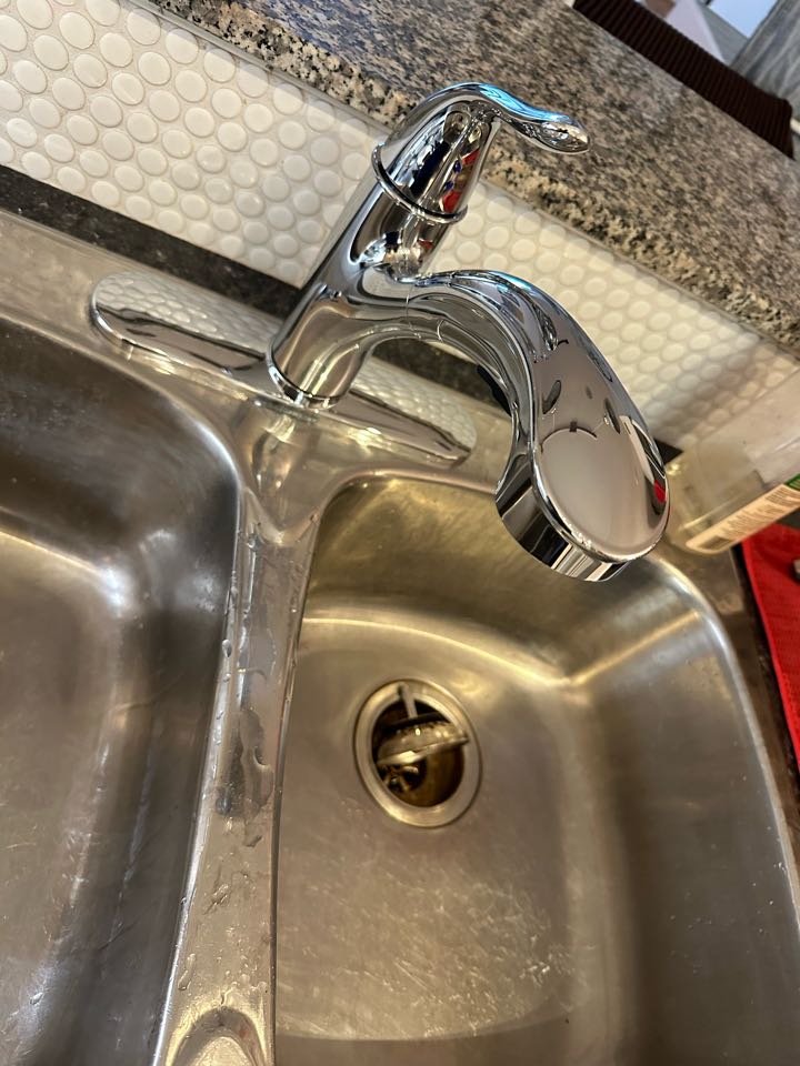 Replacement kitchen sink faucet in Toronto 