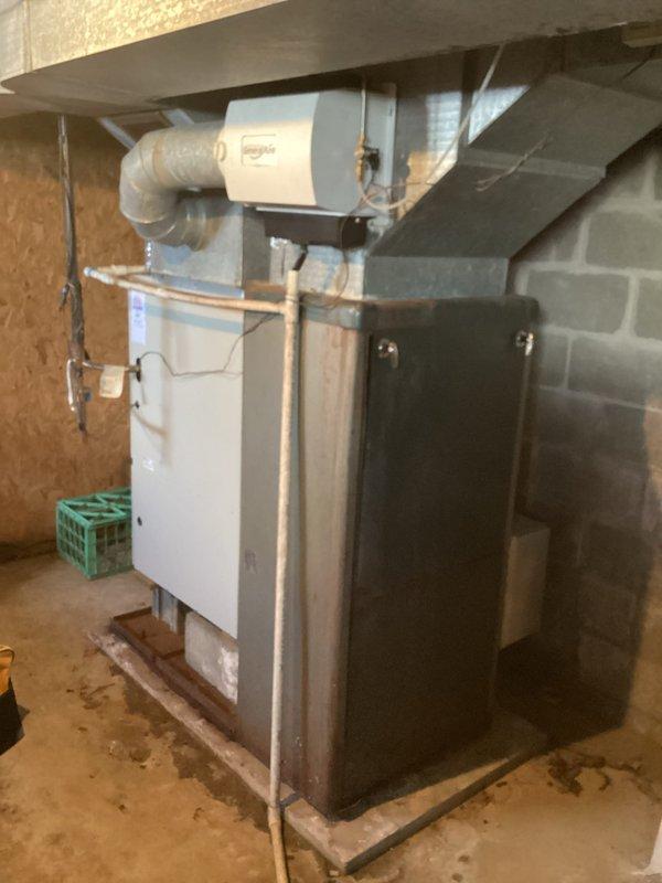 Performed diagnostic assessment on non-operational furnace system. Inspected GeneralAire humidifier component attached to ductwork and examined main heating unit installed in basement. Identified and resolved issue, restoring furnace to proper working condition.