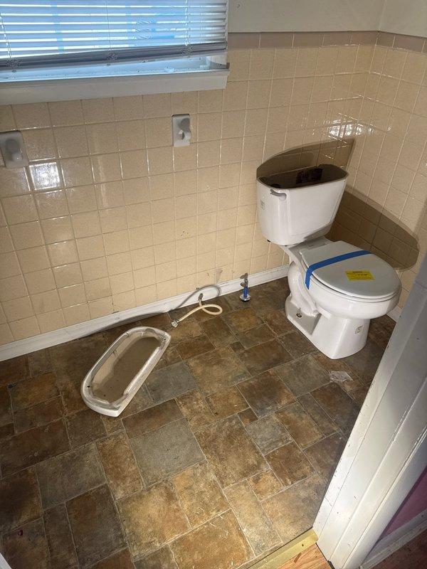 Responded to a no-water service call at a foreclosure property. Installed a new gas water heater with proper venting, expansion tank, and shutoff valve connections. Additionally, replaced a toilet in the bathroom, ensuring proper installation of the new fixture with all necessary components.