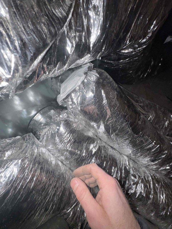 Performed inspection of HVAC system focusing on damper functionality issues. Examined insulated ductwork connections and verified installation integrity of flexible insulated ducts with metallic outer layer. Identified dampers not closing correctly; scheduled specialized technician for follow-up assessment and resolution.