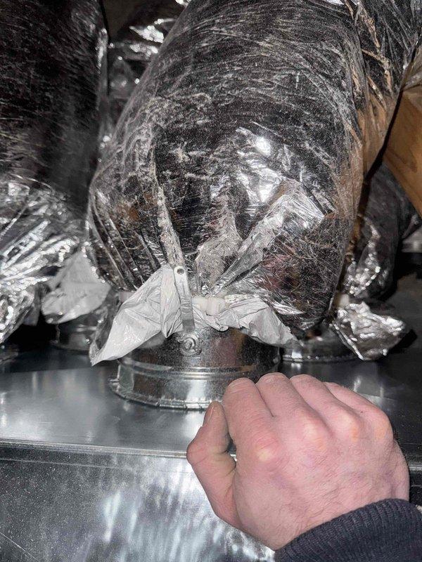 Performed inspection of HVAC system focusing on damper functionality issues. Examined insulated ductwork connections and verified installation integrity of flexible insulated ducts with metallic outer layer. Identified dampers not closing correctly; scheduled specialized technician for follow-up assessment and resolution.