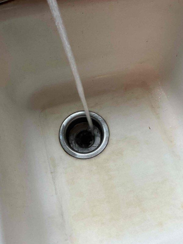 Responded to service call for clogged kitchen sink and malfunctioning upstairs bathtub drain. Successfully cleared blockage from kitchen sink drain line, restoring proper water flow and drainage. Inspected and addressed drainage issues with upstairs bathtub, ensuring both fixtures were operating correctly upon completion.