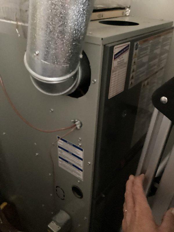 Responded to an emergency call for an unresponsive thermostat on a 7-year-old heat pump system and replaced the failed Honeywell wall-mounted digital thermostat. Verified the new unit powered up and completed its date/time configuration, and inspected the indoor air handler and associated flue and wiring connections, finding no visible damage, rust, or frost.