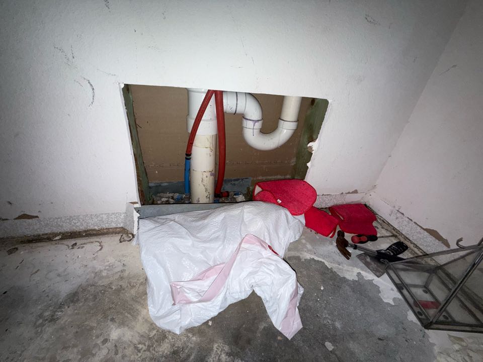 Assisting a new client with their water damage insurance claim, which resulted from a pipe burst. Assisting a new client with their water damage insurance claim, which resulted from a pipe burst.