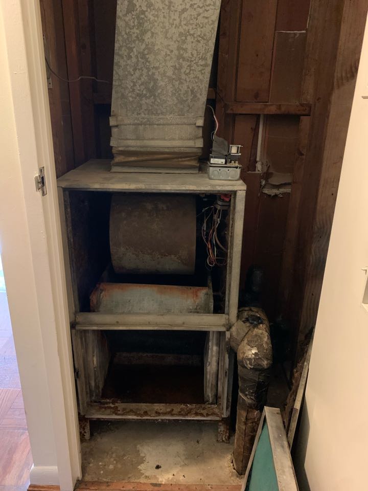 Water leaking from indoor air conditioning unit coil due to heavy rust in drain pan 