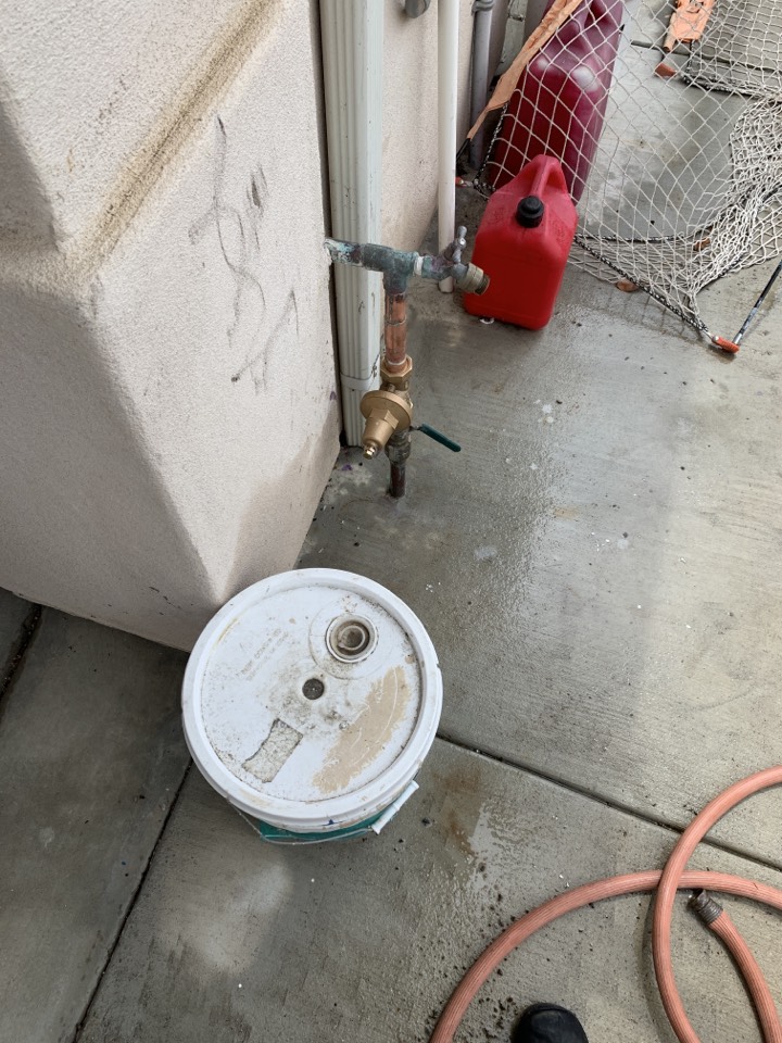 Replacing a pressure regulator 