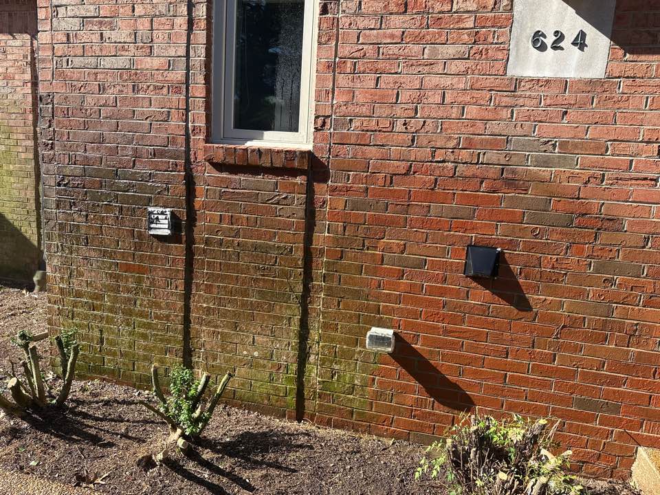 Nashville, TN - We did such a good job at the previous house that their neighbor asked to wash this section of their wall before we left. Going to make that look great as well!
