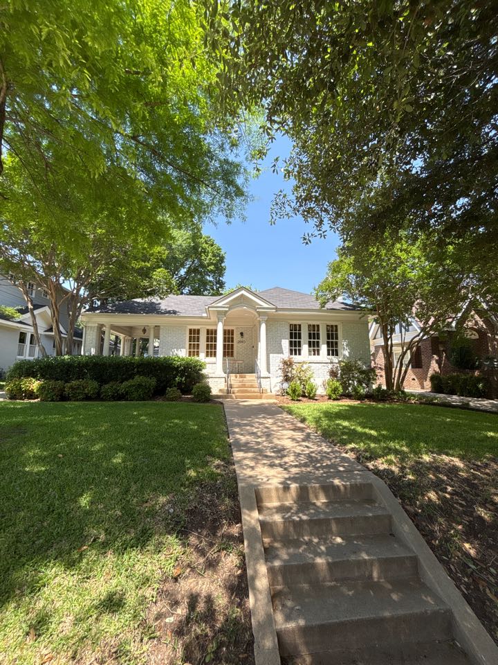Fort Worth, TX - Just finished a full window cleaning on a beautiful home in Fort Worth, Texas. We took care of both the interior and exterior windows, leaving them crystal clear and streak-free. The difference was instantly noticeable—brighter rooms, better views, and a fresh look that boosted curb appeal. Whether you’re prepping to sell, hosting guests, or just want to enjoy spotless windows, professional window cleaning like this makes all the difference. Serving Fort Worth homeowners who care about quality and detail.