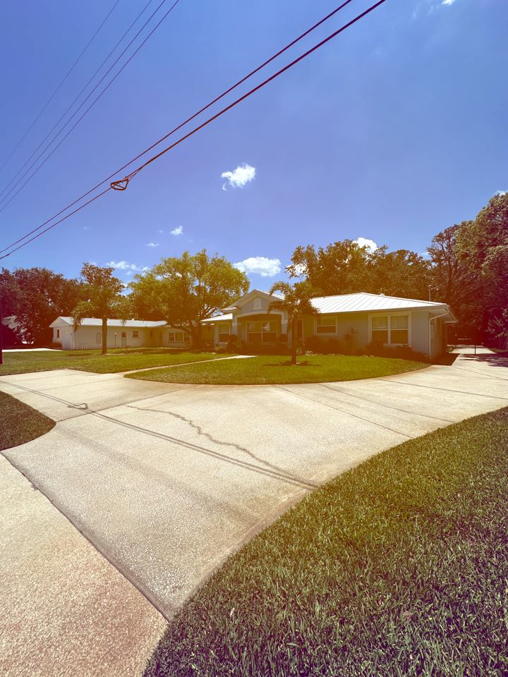 Ormond Beach, FL - Pressure washed the driveway, cleaned the gutters, &amp; cleaned the windows✨