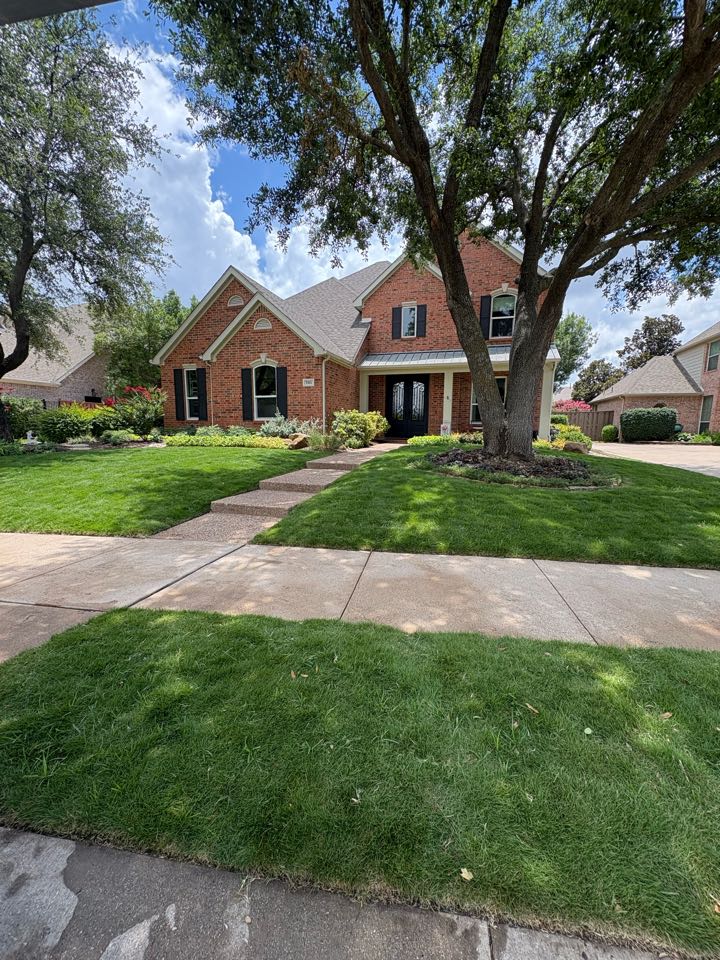 Southlake, TX - Today we gave this home a fresh new shine! We started with a full exterior window cleaning, leaving the glass crystal-clear and streak-free. No more dirt, dust, or water spots—just clean views all around!  Then we rolled up our sleeves and took care of the driveway and sidewalk with a thorough power wash. We removed built-up grime, algae, and stains, restoring the concrete to a clean, bright finish that really boosts curb appeal.  Another happy home, and another clean you can see and feel! &#129532;&#128167;