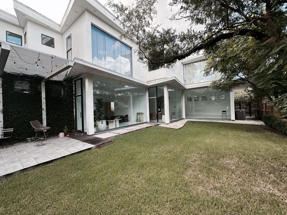 Houston, TX - Window washing exterior! Gonna be a beatify home again! Basswood