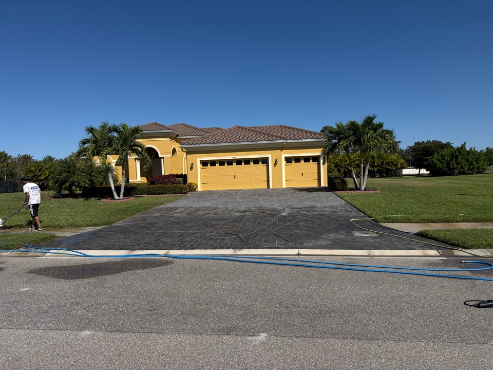 Sarasota, FL - Driveway cleaning, gutter washing , pool deck washing 9416662226