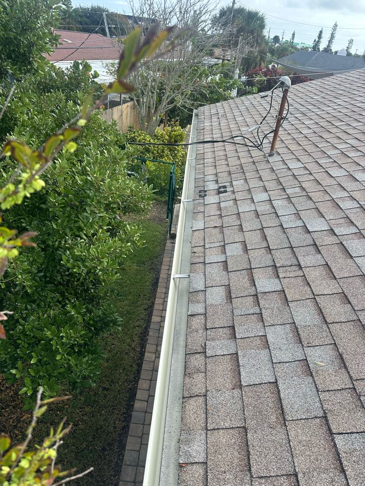Ormond Beach, FL - Cleaned the gutters 
