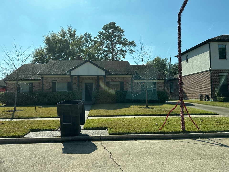 Houston, TX - Gutter clearing and pressure washing in a lovely neighborhood