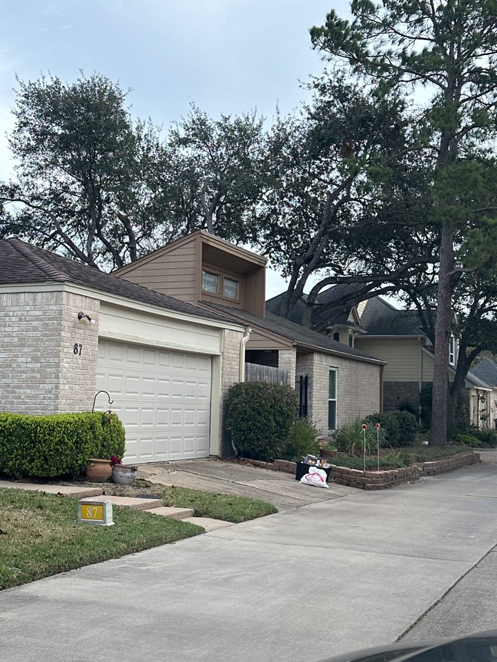 Houston, TX - Window cleaning in a nice senior community HOA. 