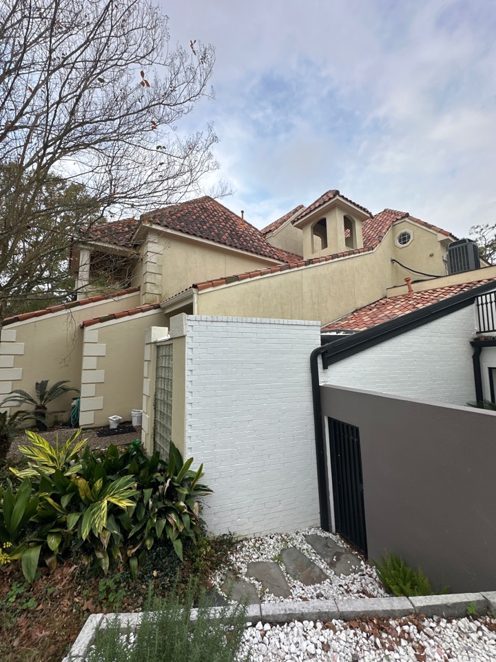 Houston, TX - Time for a roof clean in Piney Point area of Houston TX!