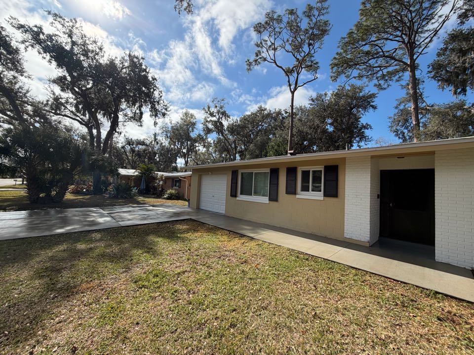 Ormond Beach, FL - Cleaned house, windows &amp; driveway